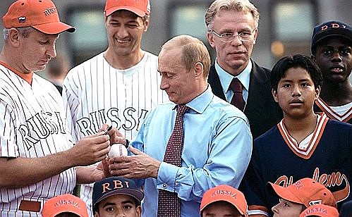 COLUMBIA UNIVERSITY. President Putin with members and coaches of the Russian and American children\'s baseball teams.