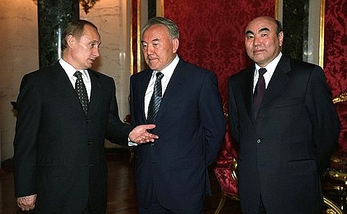 С Президентом Казахстана Нурсултаном Назарбаевым (в центре) и Президентом Киргизии Аскаром Акаевым.