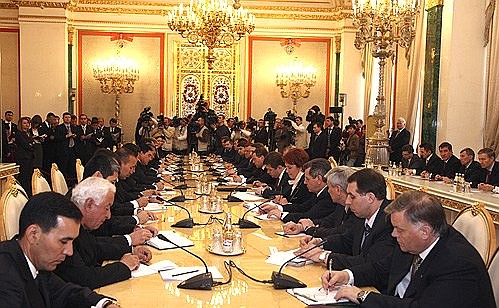 Российско-туркменистанские переговоры в расширенном составе.