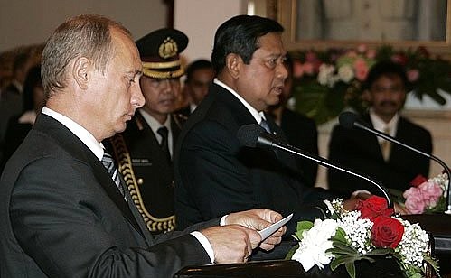 Press statement following Russian and Indonesian talks. With President of Indonesia Susilo Bambang Yudhoyono.
