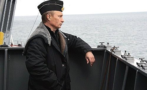 На борту тяжелого атомного ракетного крейсера «Петр Великий» в ходе учений Северного флота.