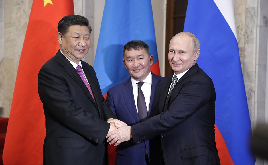 С Председателем Китайской Народной Республики Си Цзиньпином и Президентом Монголии Халтмагийн Баттулгой.