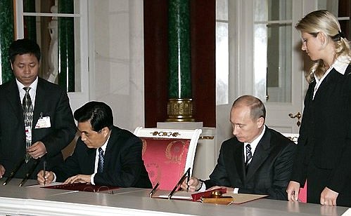 MOSCOW, GREAT KREMLIN HALL Signing of the joint Russian-Chinese declaration.