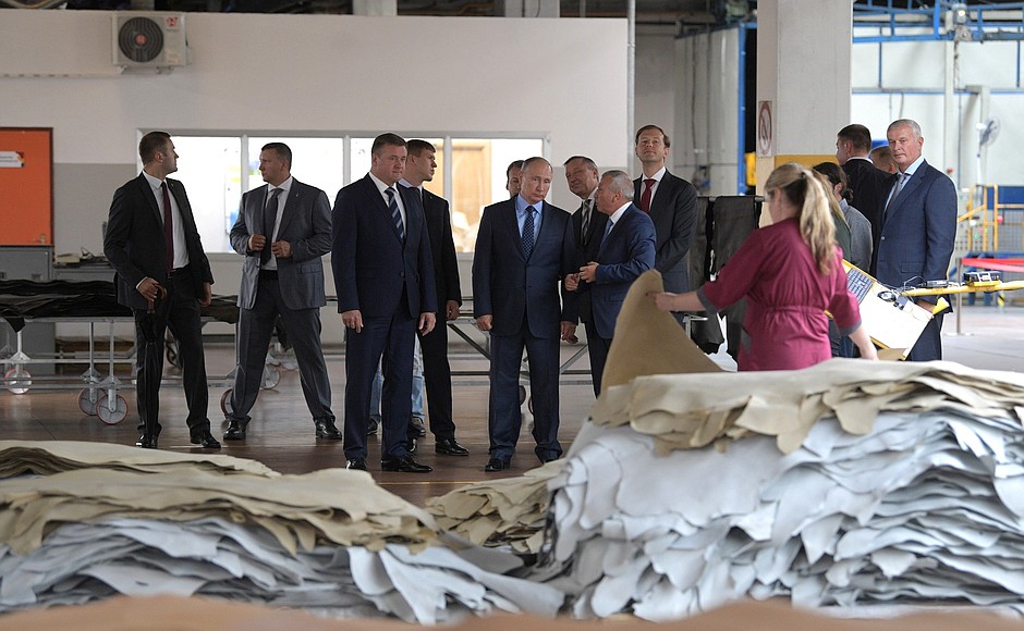 На Рязанском кожевенном заводе. Президент ознакомился с основными направлениями деятельности предприятия.