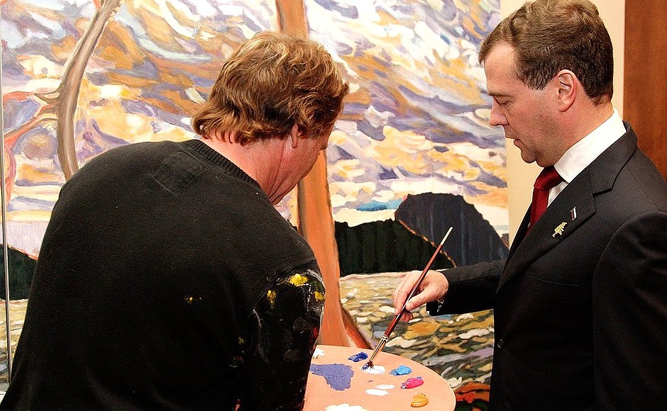 Following the meeting with Junior G8 representatives, Dmitry Medvedev and other summit participants symbolically completed a painting by local artist Gerry Lantaigne which will be donated to the city of Huntsville.