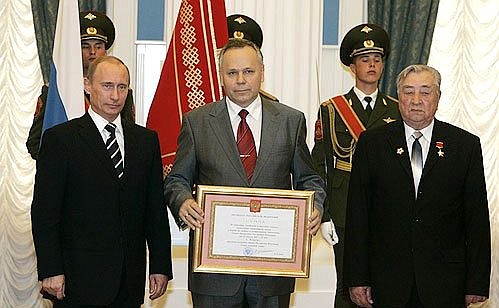 Ceremony conferring the honorary title of City of Military Glory on Belgorod, Oryol and Kursk. Mayor of Kursk Viktor Surzhikov receives the official document.