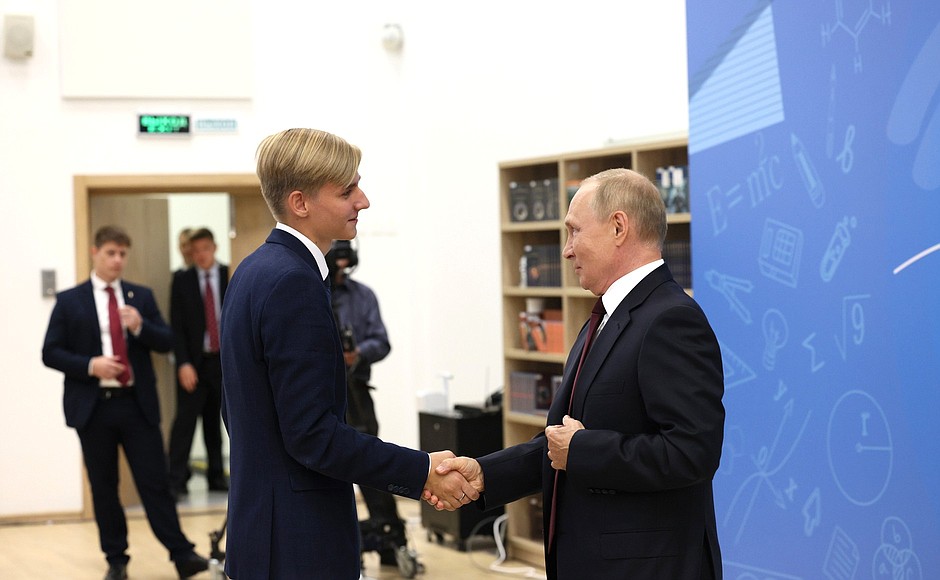 Vladimir Putin conducted an open lesson, Talking of What Matters, with winners of Olympiads and competitions in culture, art, science and sport.