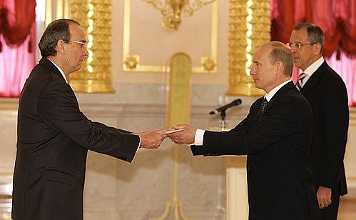Верительную грамоту Президенту России вручает посол Республики Эль-Сальвадор в России Эдгардо Суарес Мальяграй.