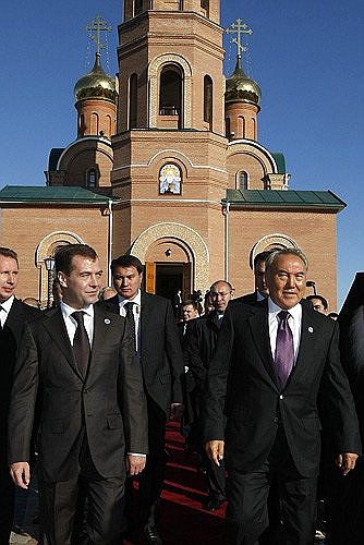 С Президентом Казахстана Нурсултаном Назарбаевым после посещения Свято-Никольского православного храма.