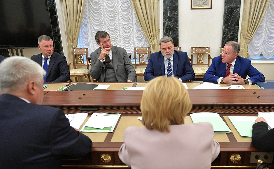 Before the beginning of the meeting with Government members.