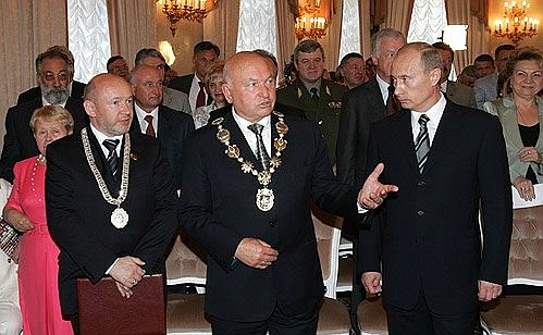 На церемонии вступления Юрия Лужкова в должность мэра Москвы. Слева – председатель Мосгордумы Владимир Платонов.