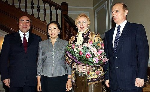 С Президентом Киргизии Аскаром Акаевым и его супругой Майрам Акаевой.