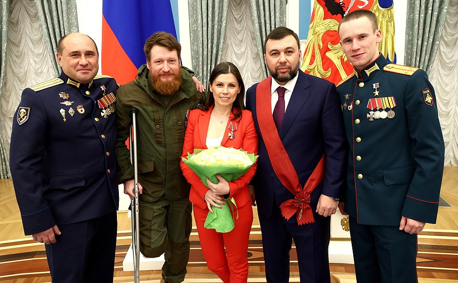 Following the ceremony for presenting state decorations. From left: Major Konstantin Shirokov, correspondent, head of the WarGonzo project Semyon Pegov, Channel One special correspondent Irina Sokirko, Acting Head of the Donetsk People's Republic Denis Pushilin, and Senior Lieutenant Stepan Belov.