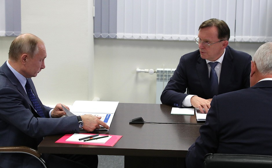 На встрече с генеральным директором государственной корпорации «Ростех» Сергеем Чемезовым и генеральным директором ПАО «КамАЗ» Сергеем Когогиным.