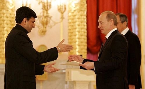 Верительную грамоту Президенту России вручает посол Республики Индия Прабхад Пракаш Шукла.
