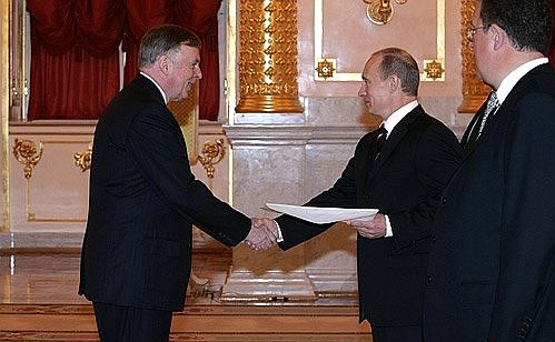 Canada\'s ambassador to Russia, Ralph James Lysyshyn, gave the President a letter of credentials.