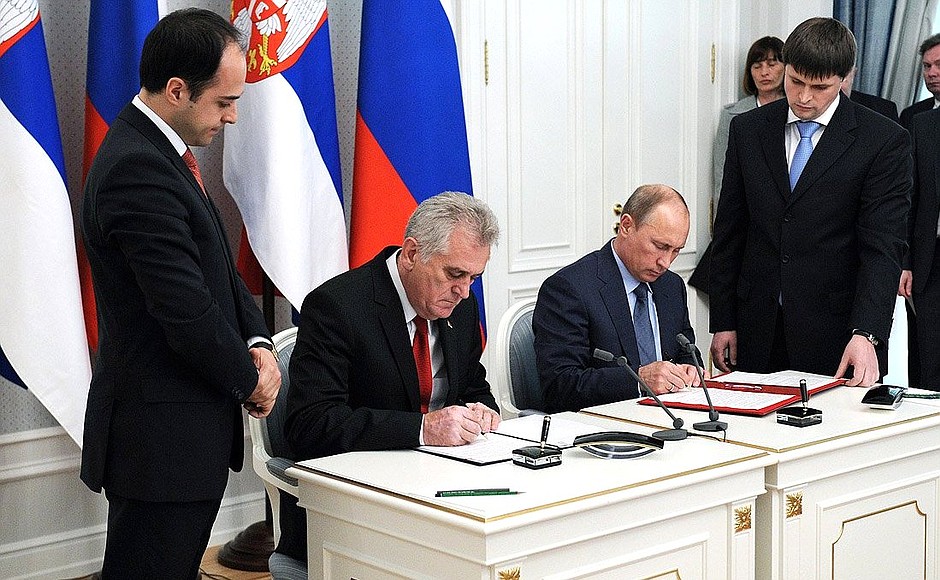 Владимир Путин и Президент Сербии Томислав Николич подписывают Декларацию о стратегическом партнёрстве между Российской Федерацией и Республикой Сербией.
