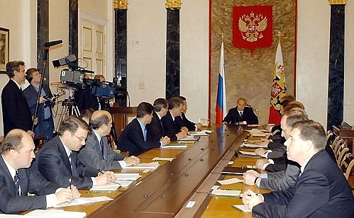 Meeting with members of the government.