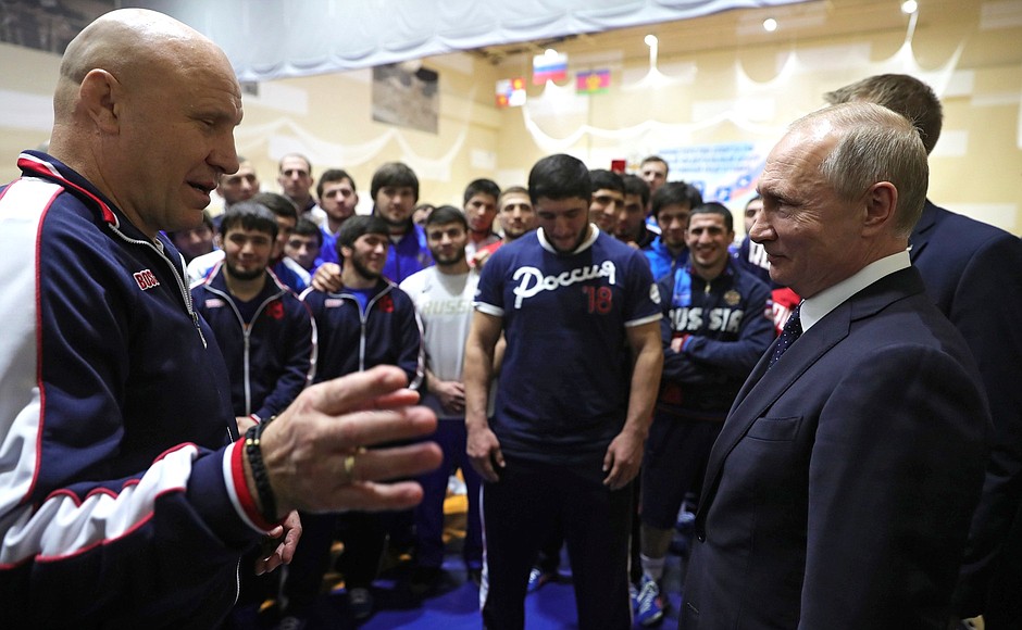 Во время посещения спортивно-тренировочного комплекса «Юг-спорт» Владимир Путин кратко побеседовал со спортсменами.