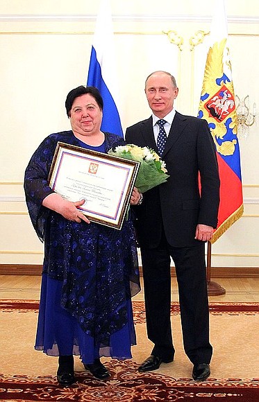 Presenting state decorations. Galina Garibyan, chairwoman of the board of Saratov regional public organisation Iskatel Union of Search Brigades, receives an honorary certificate from the President.