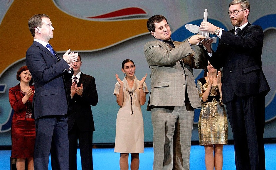 Awarding the main prize – the Crystal Pelican – to the winners of the 2010 Teacher of the Year contest, biology and chemistry teacher from Tula Region Andrei Garifzyanov (left) and mathematics teacher from Moscow Mikhail Sluch (right).