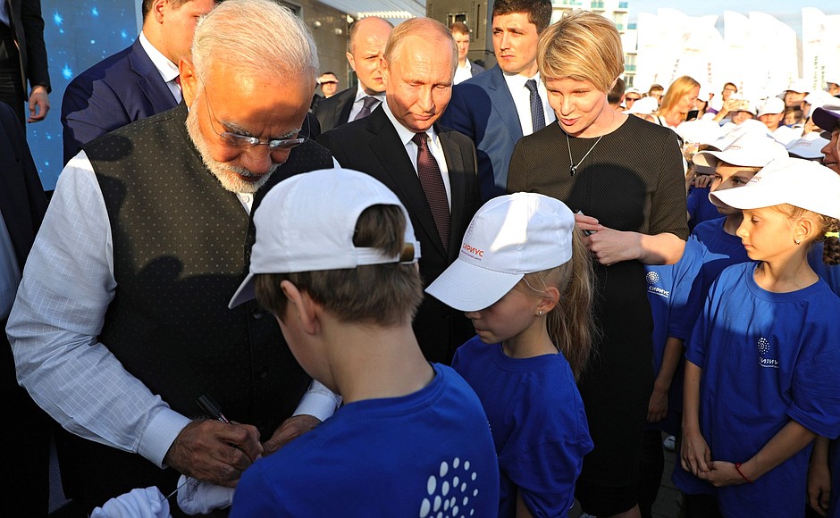 Vladimir Putin and Narendra Modi have a brief talk with participants of the May educational programme at the Sirius Centre.