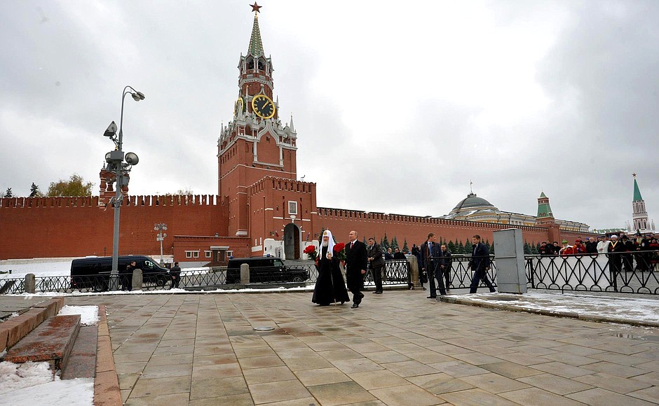 Vladimir Putin laid flowers at the monument to Minin and Pozharsky on Red Square. With Patriarch Kirill of Moscow and All Russia.