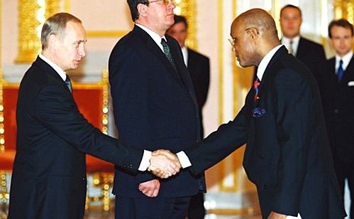 Верительную грамоту Президенту вручил посол Республики Кот-д’Ивуар Жан-Клод Калу-Дже.