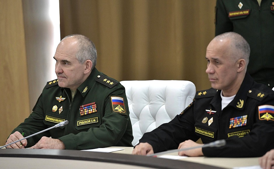First Deputy Chief of the Main Organisation and Mobilisation Directorate of the General Staff of the Armed Forces Yevgeny Burdinsky (right) and First Deputy Chief of the General Staff – Chief of the Main Operational Directorate Sergei Rudskoy at the meeting with Defence Ministry leadership and defence industry heads.