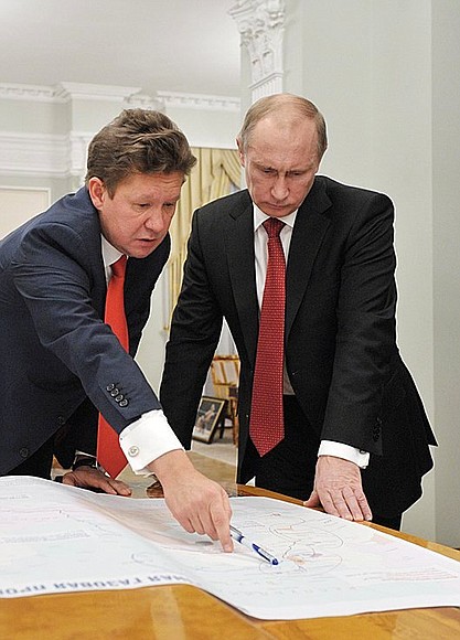 С председателем правления компании «Газпром» Алексеем Миллером во время обсуждения Восточной газовой программы.