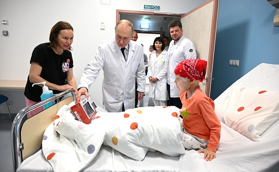 Vladimir Putin at the Dmitry Rogachev National Medical Research Centre for Paediatric Haematology, Oncology and Immunology.