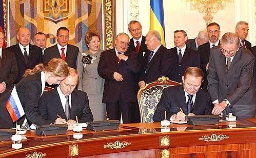 President Putin and President Leonid Kuchma signing a border treaty between Russia and Ukraine.