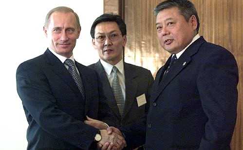С Председателем Великого государственного хурала Монголии Лхамсурэнгийном Энэбишем.