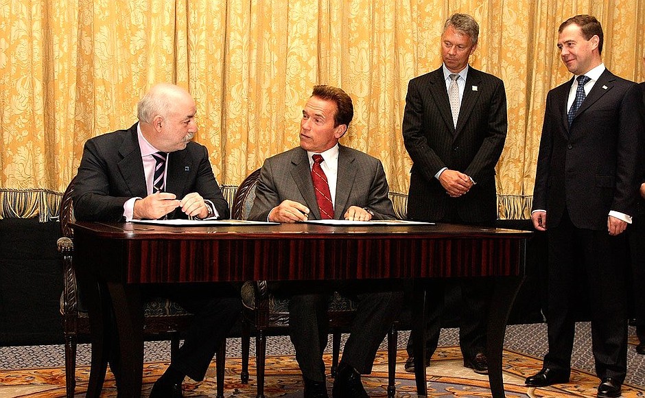 Dmitry Medvedev witnessed the signing of a memorandum on cooperation between Governor of California Arnold Schwarzenegger and Chairman of the Renova Group Board of Directors Viktor Vekselberg.