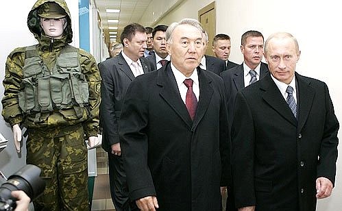 С Президентом Казахстана Нурсултаном Назарбаевым на выставке технических средств охраны границы.