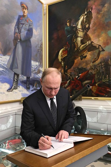 Vladimir Putin made an entry in the book of guests of honour at the State Memorial Museum of the Defence and Siege of Leningrad.