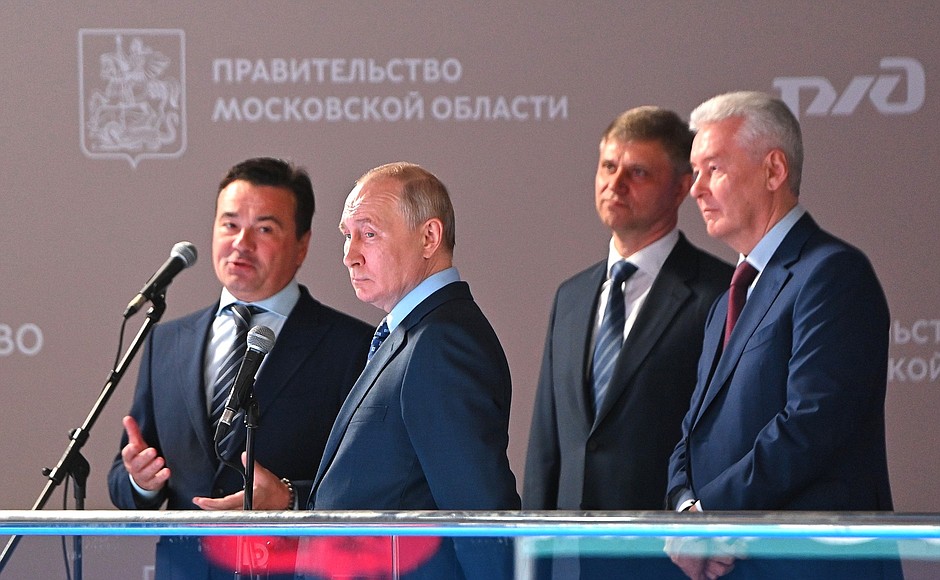 Vladimir Putin takes part in launching service on the Third Moscow Central Diameter. From left: Moscow Region Governor Andrei Vorobyov, Russian Railways CEO and Chairman of the Executive Board Oleg Belozerov and Moscow Mayor Sergei Sobyanin.