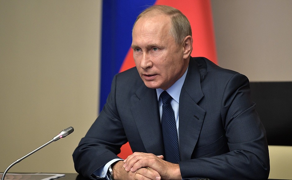 Президент в режиме телемоста заслушал доклад о завершении работы по ликвидации российского химического оружия.
