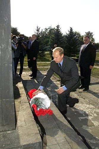 Возложение цветов к мемориалу погибшим во время Великой Отечественной войны.