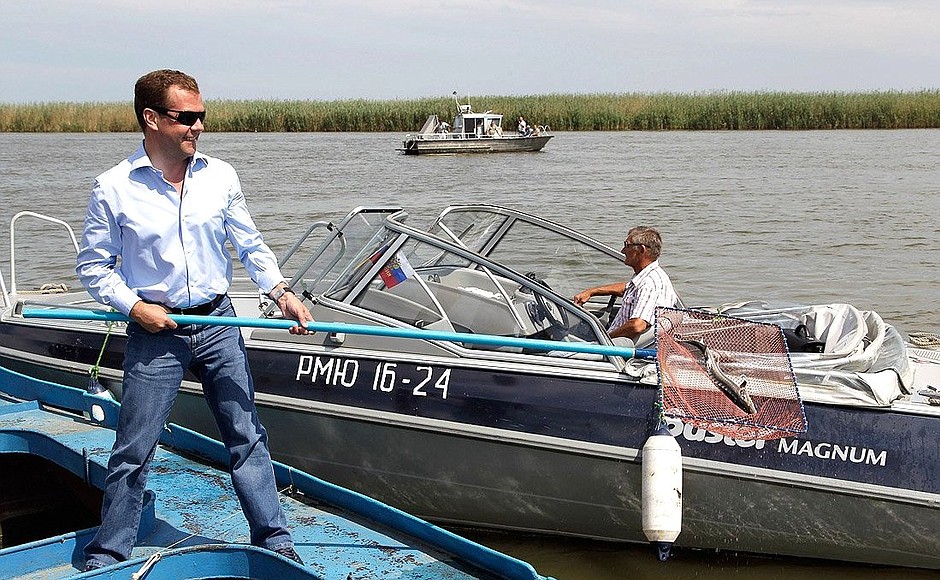 Во время посещения рыбоводного завода Каспийского научно-исследовательского института рыбного хозяйства Дмитрий Медведев выпустил в Волгу несколько молодых осетров.