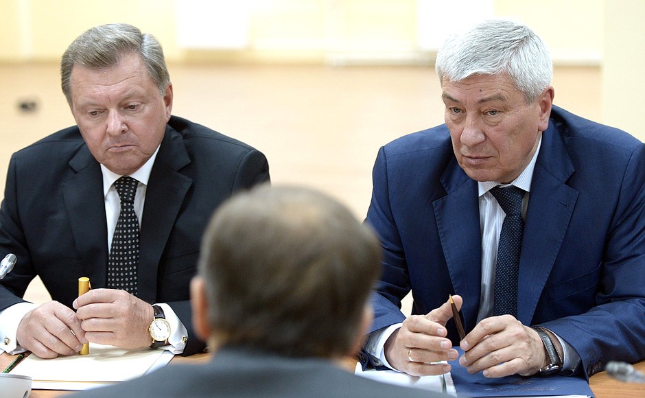 Plenipotentiary Presidential Envoy to the Crimean Federal District Oleg Belaventsev (left) and Head of the Federal Service for Financial Monitoring Yury Chikhanchin before the meeting on law and order in the Crimean Federal District.