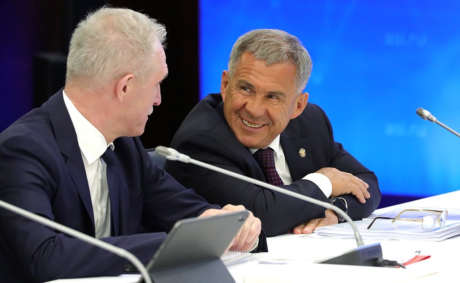 Ulyanovsk Region Governor Sergei Morozov (left) and Head of the Republic of Tatarstan Rustam Minnikhanov before a meeting of the Supervisory Board of the Agency for Strategic Initiatives.