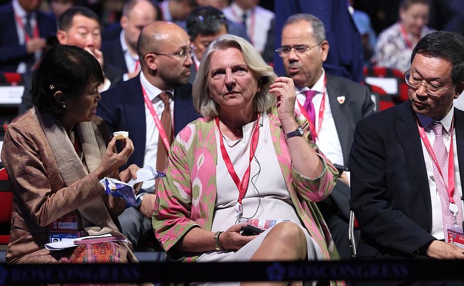 Head of the G.O.R.K.I. Centre Karin Kneissl (centre) before the plenary session of the 8th Eastern Economic Forum.