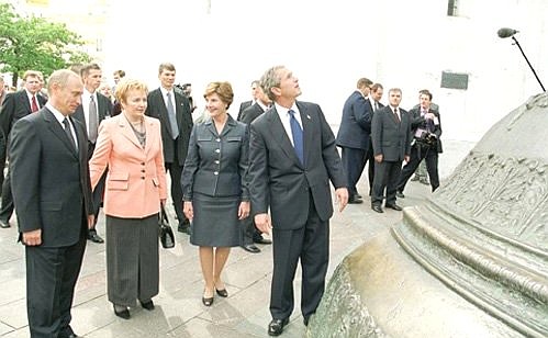 Владимир Путин и Президент США Джордж Буш с супругами во время прогулки по территории Кремля. У Царь-колокола.
