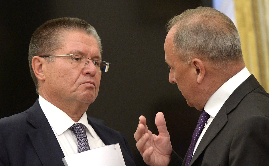 Economic Development Minister Alexei Ulyukayev (left) and Chairman of the Bank for Development and Foreign Economic Activity (Vnesheconombank) State Corporation Vladimir Dmitriev before the meeting of the Agency for Strategic Initiatives Supervisory Board.