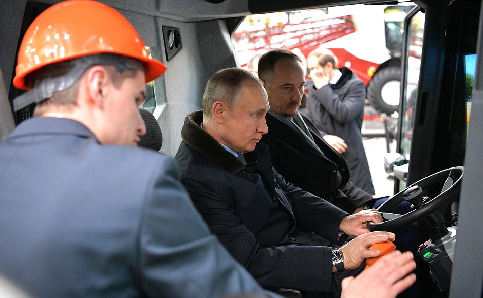 Visit to Rostselmash plant. Vladimir Putin was shown a training simulator of a grain harvester, which replicates the machine’s cabin, with a computer screen for a windshield.