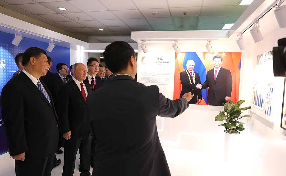 Владимир Путин и Председатель КНР Си Цзиньпин посетили фотовыставку, посвященную истории российско-китайского торгово-экономического сотрудничества.