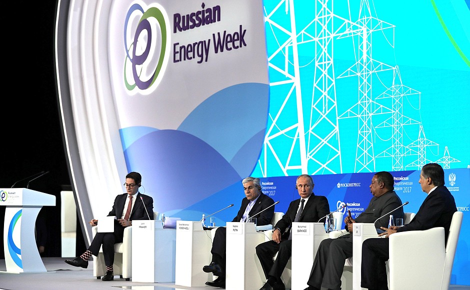 Пленарное заседание «Энергия для глобального роста» первого Международного форума по энергоэффективности и развитию энергетики «Российская энергетическая неделя».
