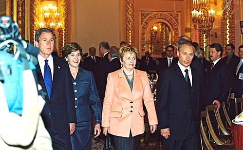 Официальный завтрак от имени Владимира и Людмилы Путиных в честь Президента США Джорджа Буша и Лоры Буш.