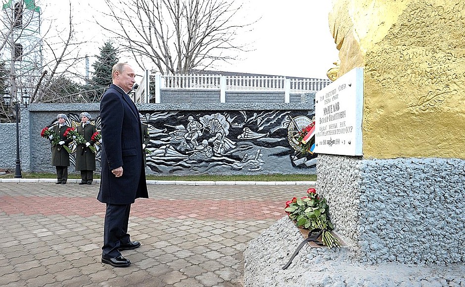 While visiting the Ryazan General Margelov Higher Airborne Command School, Vladimir Putin laid flowers at the monument to Army General Vasily Margelov.